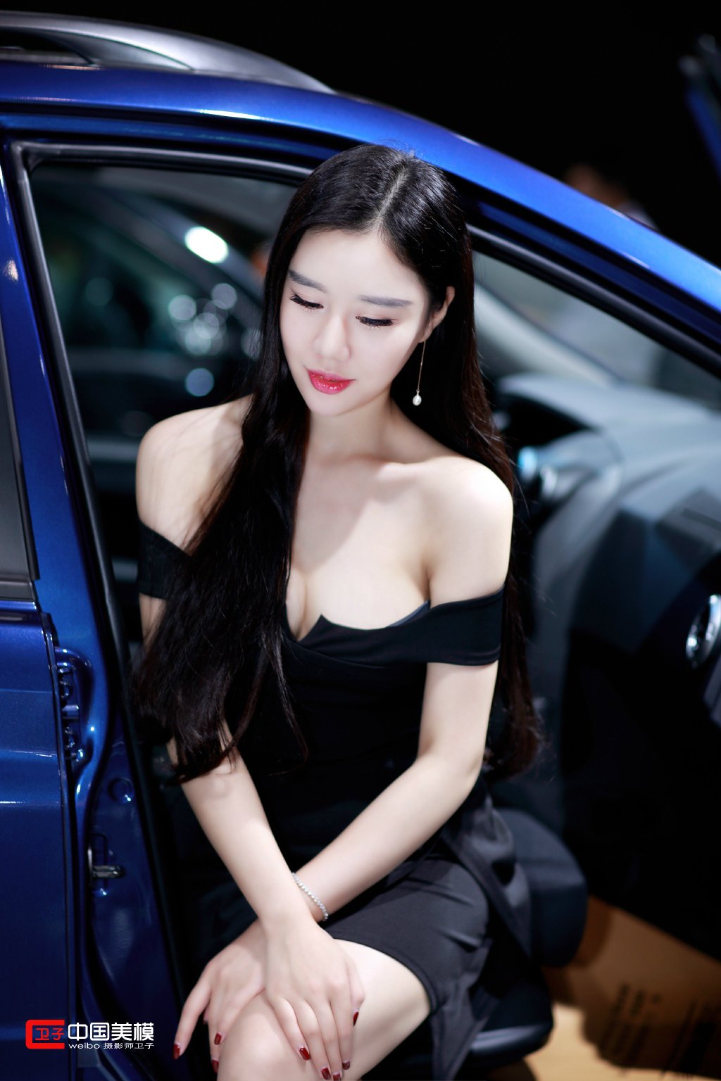 皮肤嫩白美女露香肩锁骨秀雪白胸脯