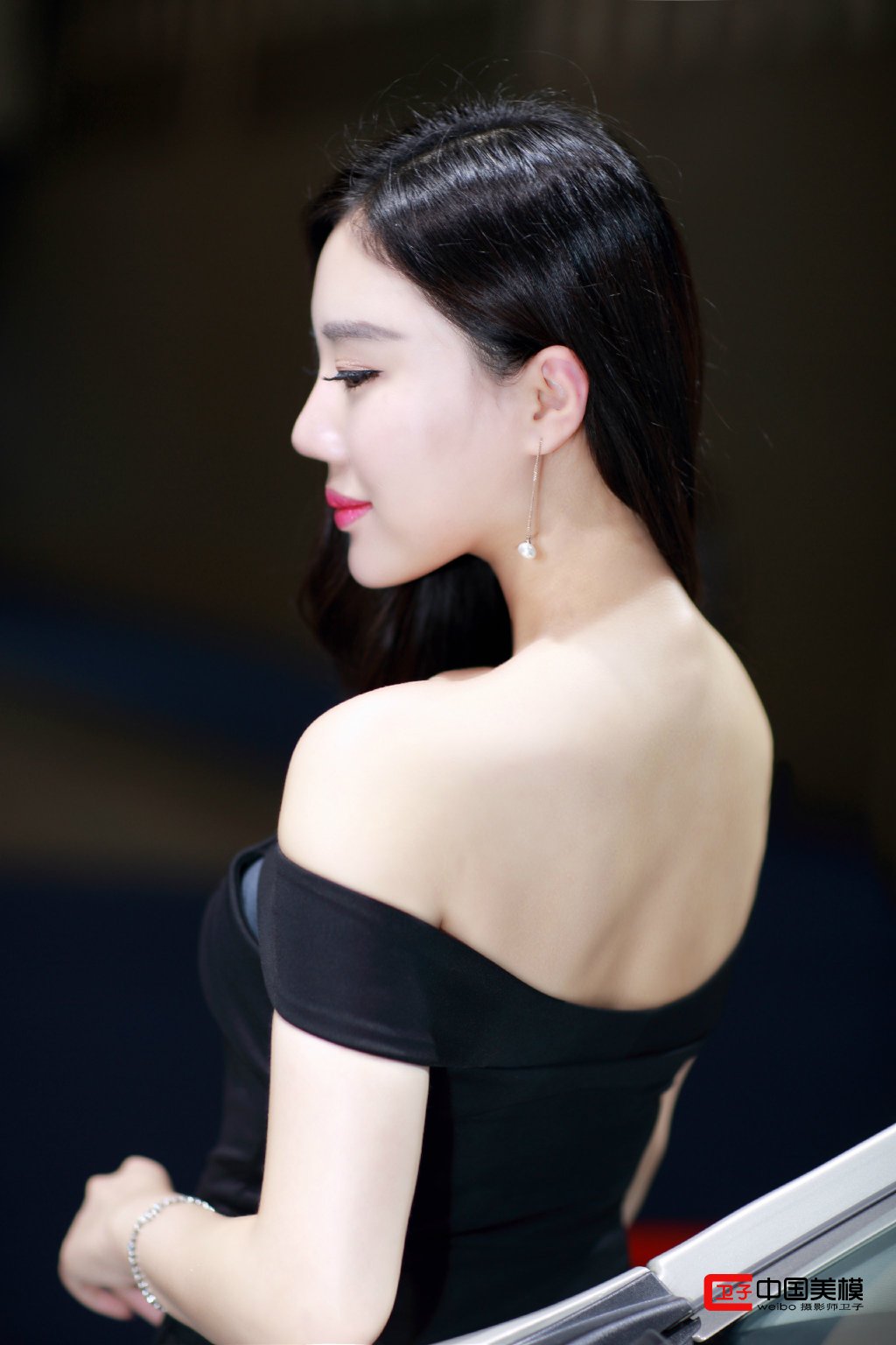 皮肤嫩白美女露香肩锁骨秀雪白胸脯