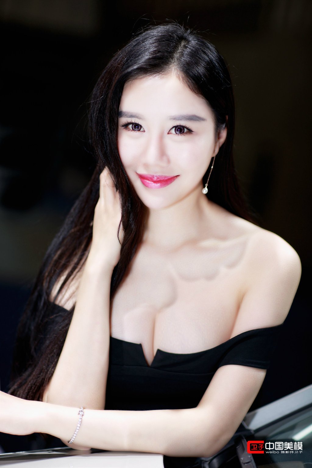 皮肤嫩白美女露香肩锁骨秀雪白胸脯