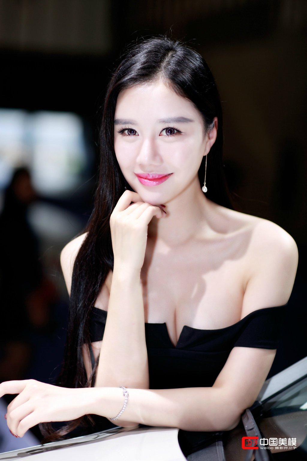 皮肤嫩白美女露香肩锁骨秀雪白胸脯