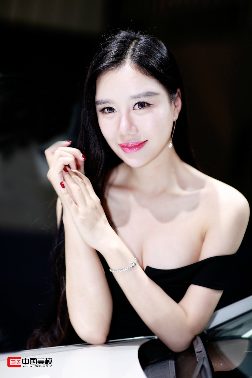 皮肤嫩白美女露香肩锁骨秀雪白胸脯