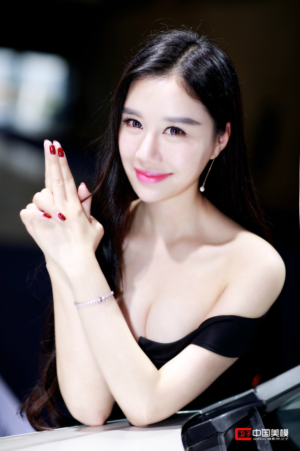 皮肤嫩白美女露香肩锁骨秀雪白胸脯