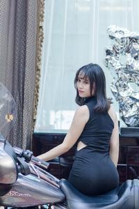 极品尤物的挺翘美臀豪华机车上的激情美图