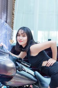 极品尤物的挺翘美臀豪华机车上的激情美图