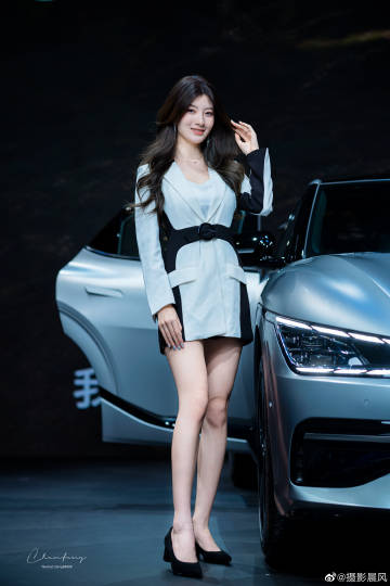 青春靓丽美女车模高跟美腿私拍