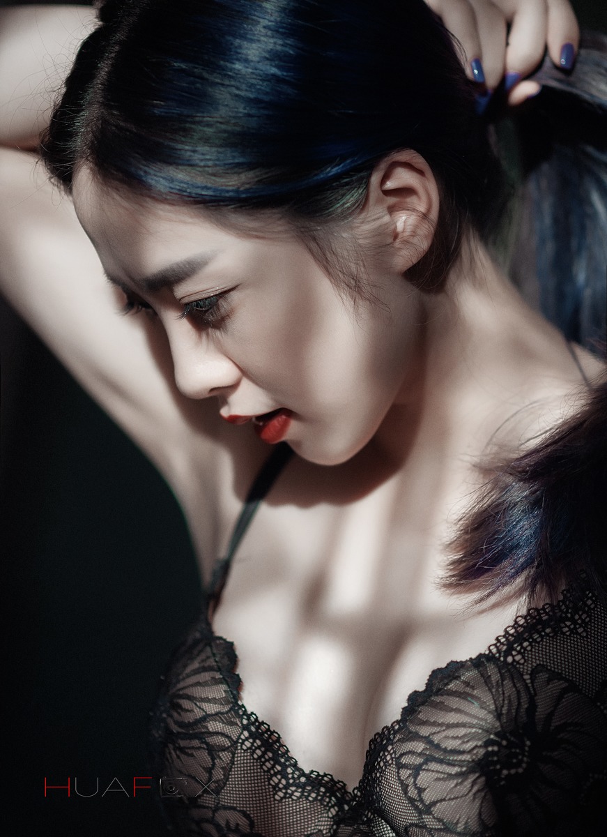 美女蕾丝内衣冷色系写真