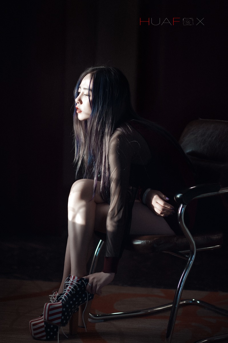 美女蕾丝内衣冷色系写真