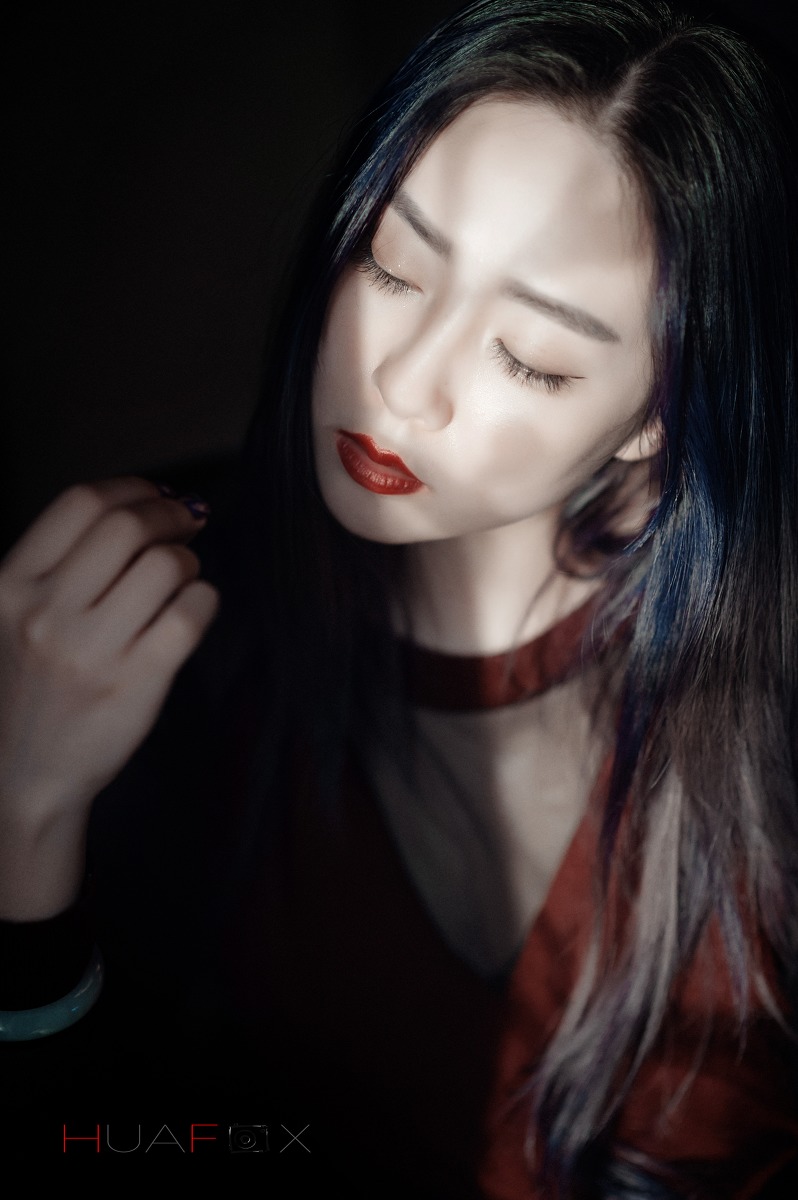 美女蕾丝内衣冷色系写真