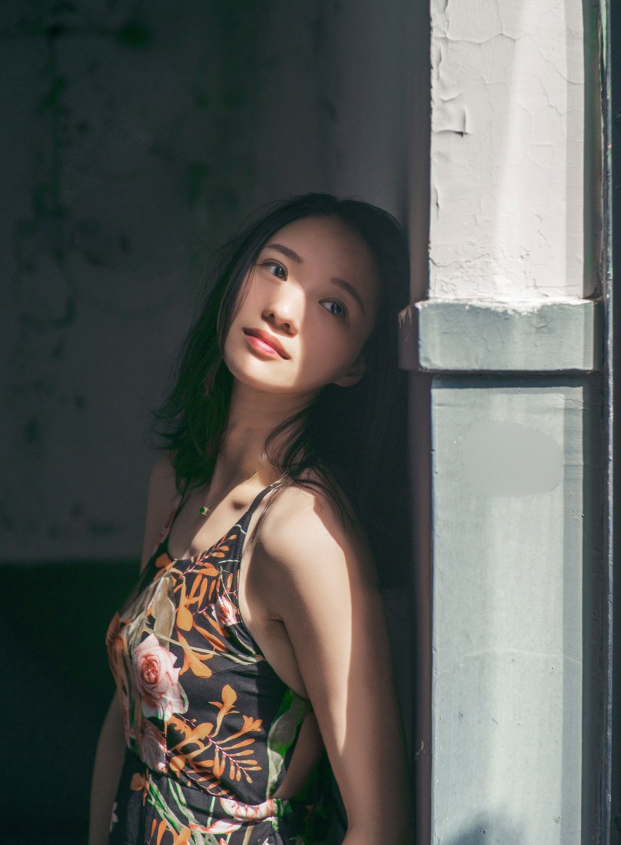 素颜美女少妇薄裙写真