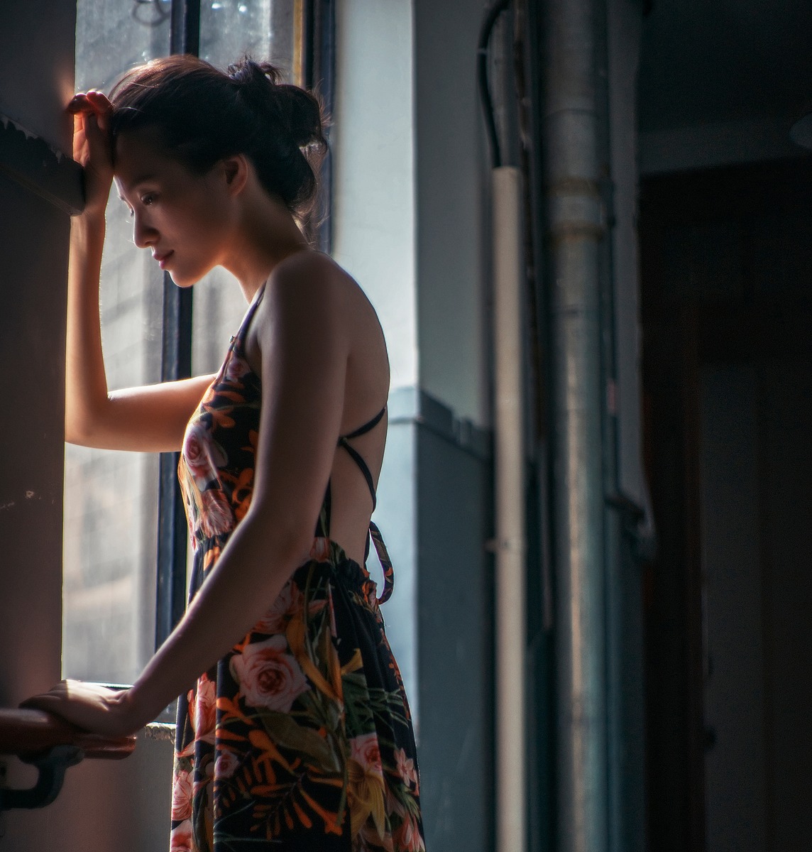 素颜美女少妇薄裙写真