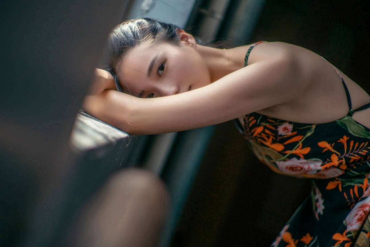 素颜美女少妇薄裙写真