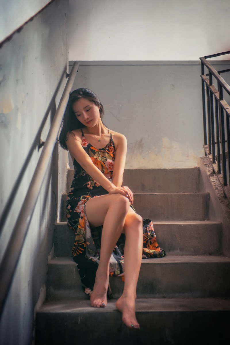 素颜美女少妇薄裙写真