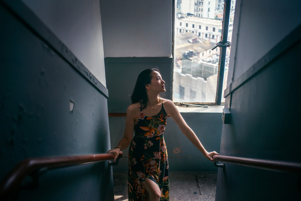 素颜美女少妇薄裙写真