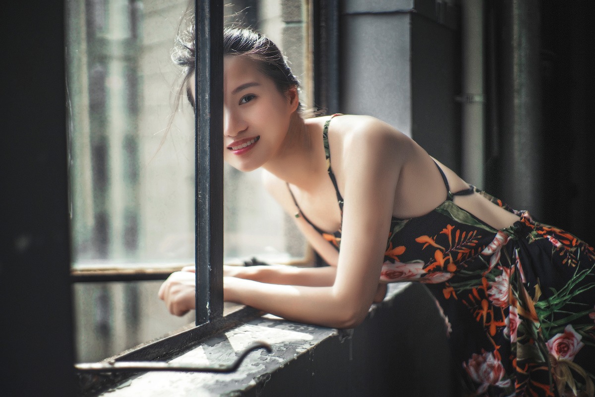 素颜美女少妇薄裙写真