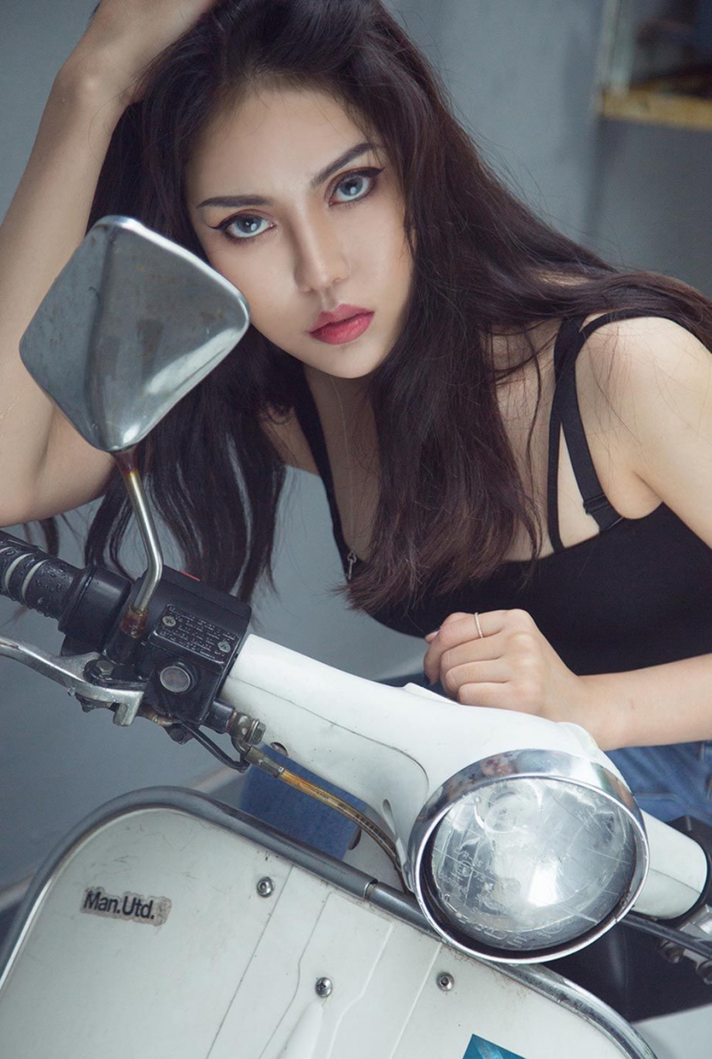 紧身牛仔裤美女性感小蛮腰写真