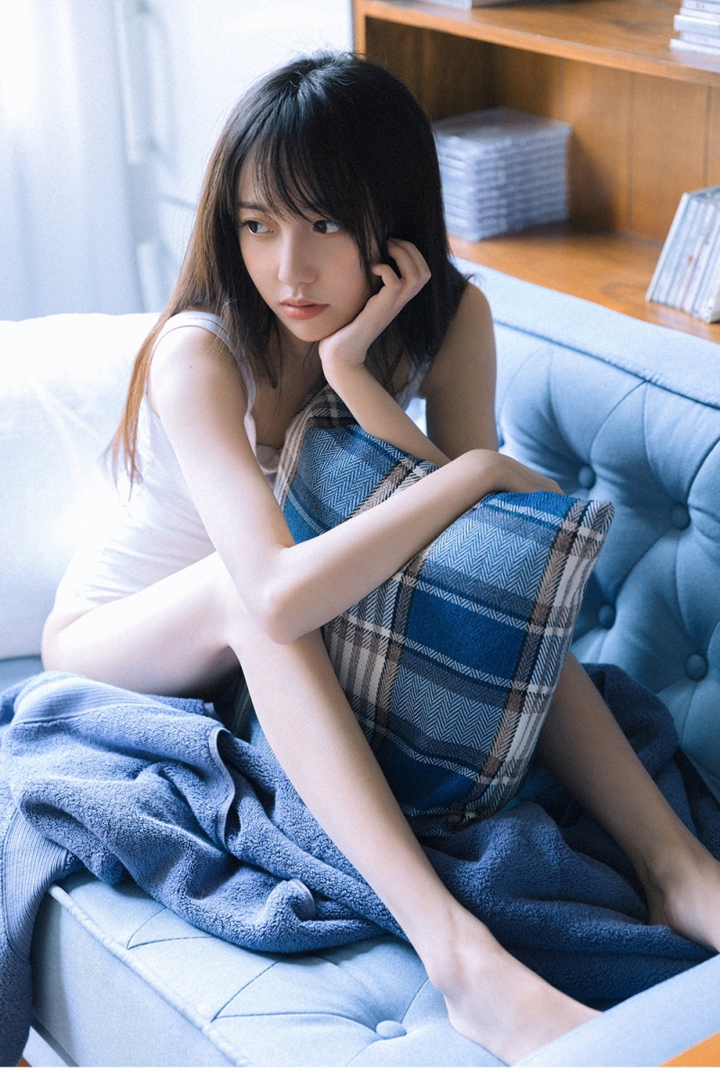 吊带连体衣美眉光滑牛奶肌写真