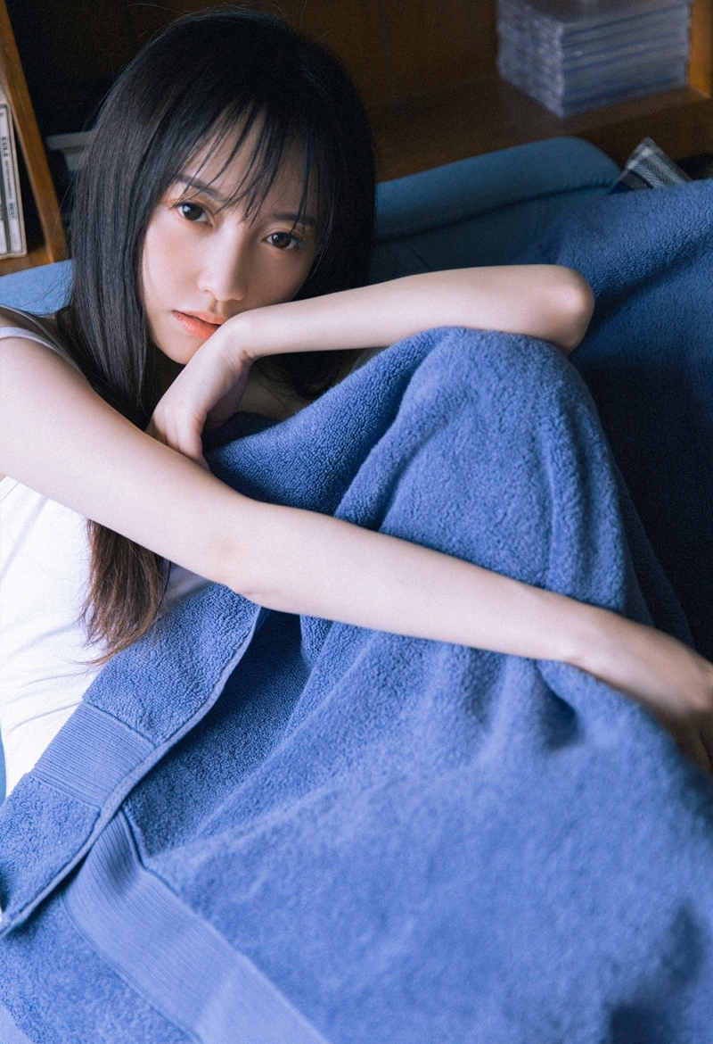 吊带连体衣美眉光滑牛奶肌写真