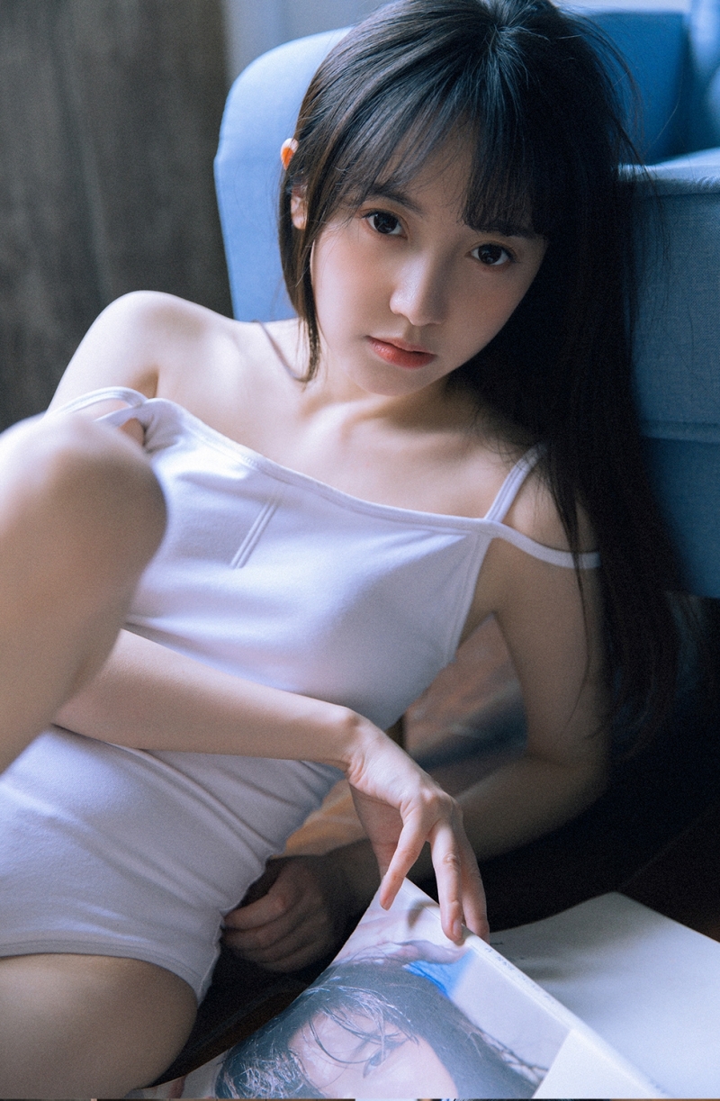 吊带连体衣美眉光滑牛奶肌写真