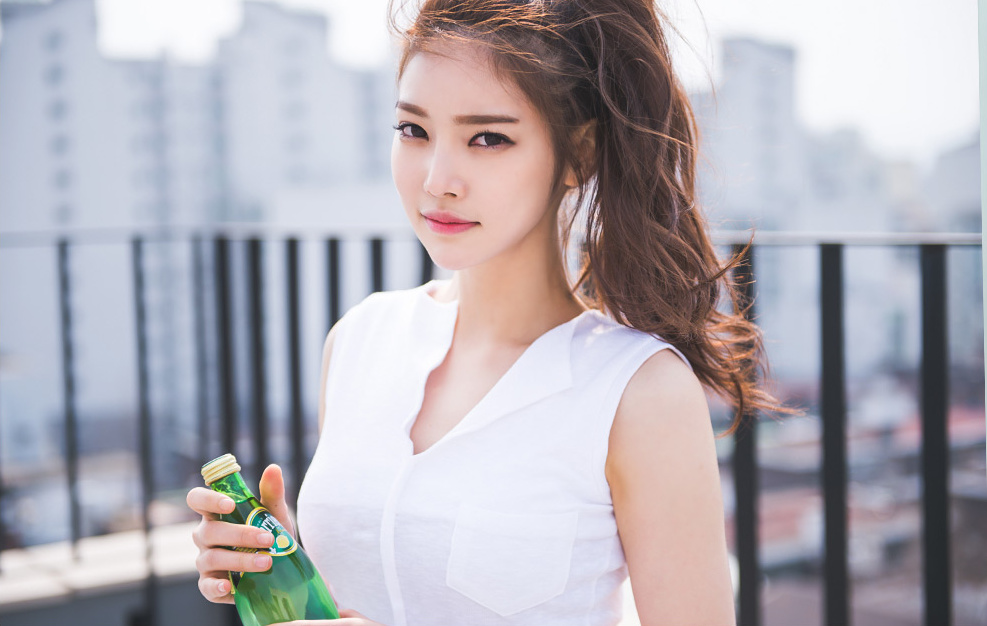 穿运动休闲服的韩国美女模特