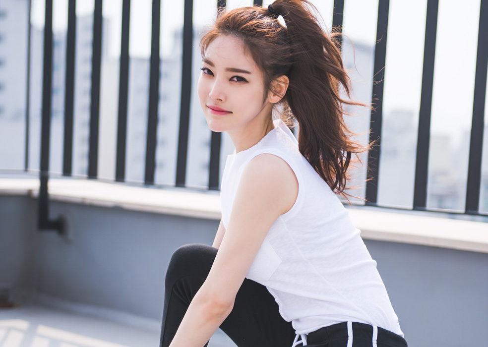 穿运动休闲服的韩国美女模特