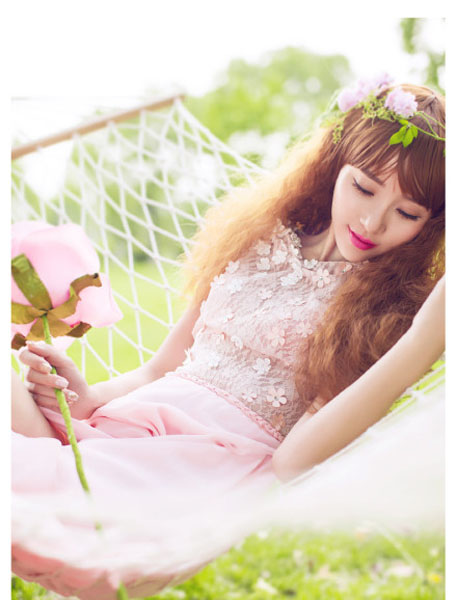 清新粉嫩美女户外写真照