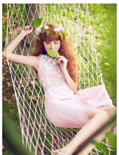 清新粉嫩美女户外写真照