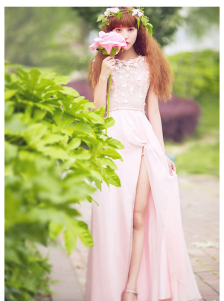 清新粉嫩美女户外写真照