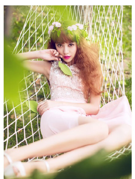 清新粉嫩美女户外写真照