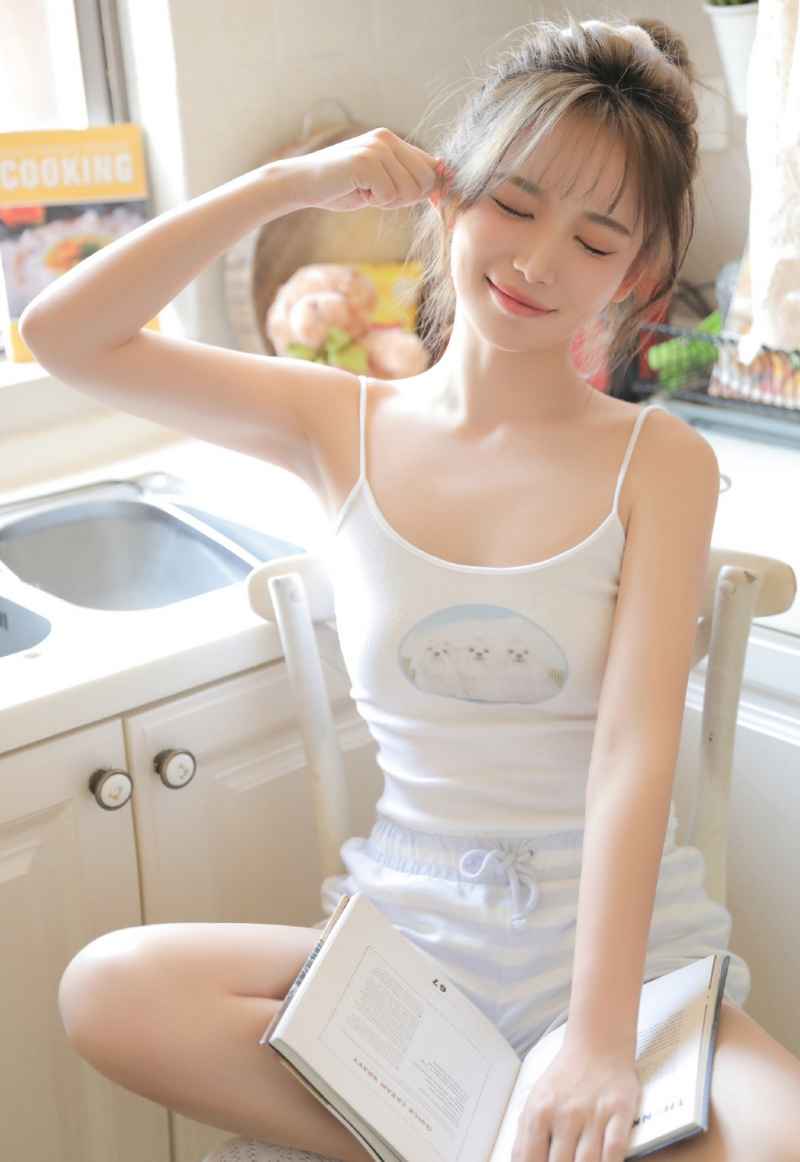 大长腿小姐姐吊带香肩私房写真