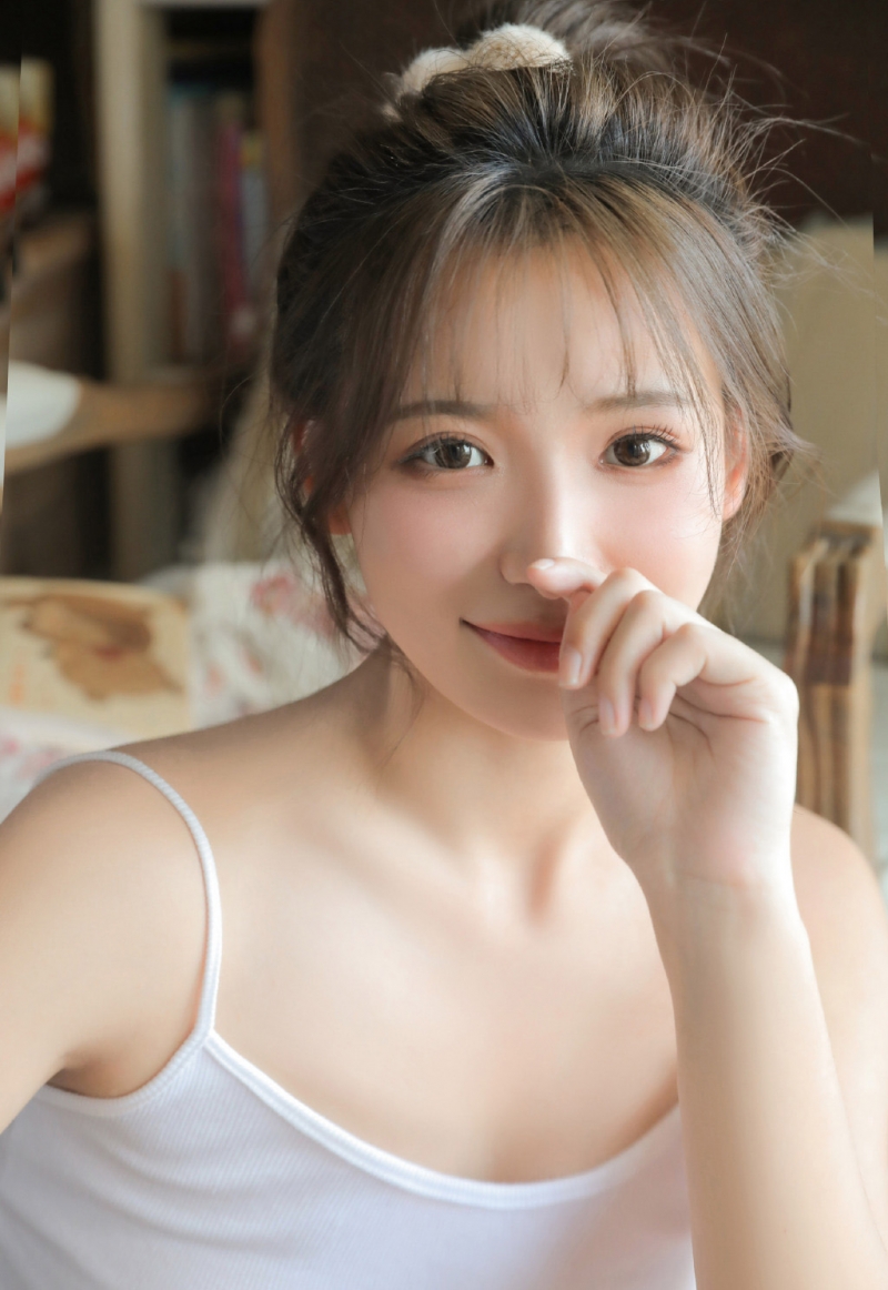 大长腿小姐姐吊带香肩私房写真