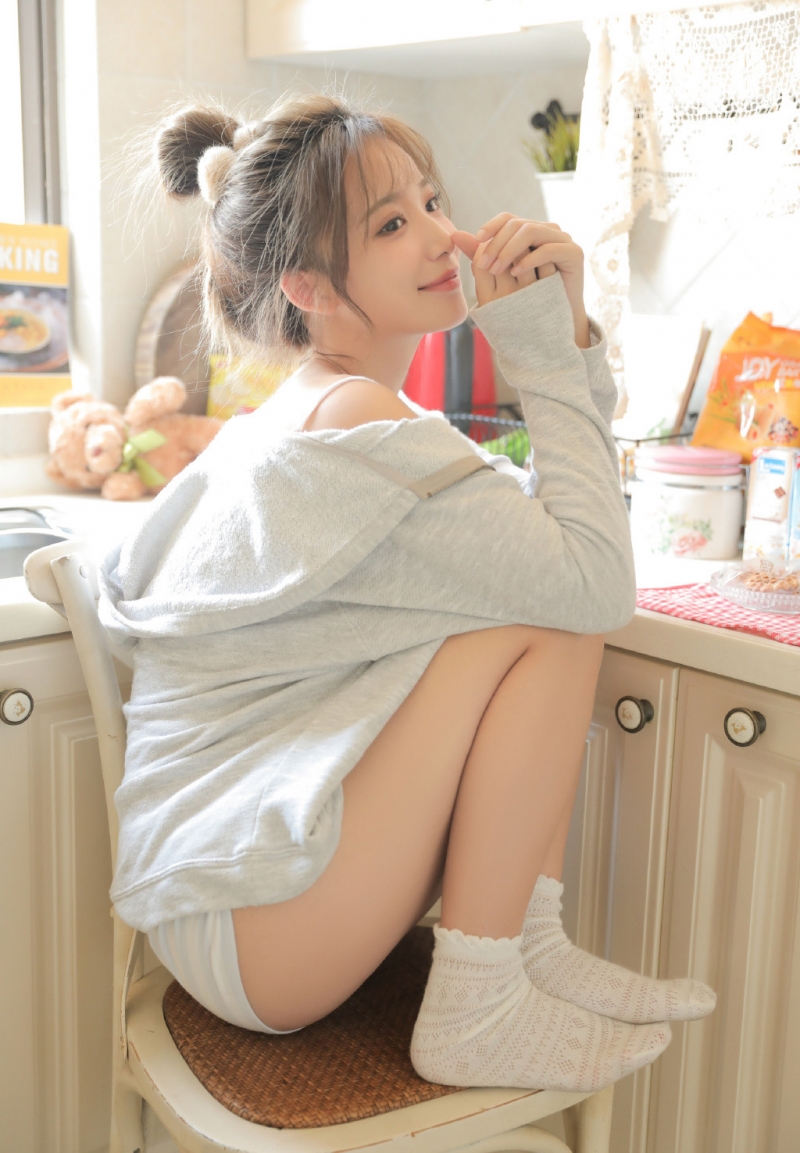 大长腿小姐姐吊带香肩私房写真