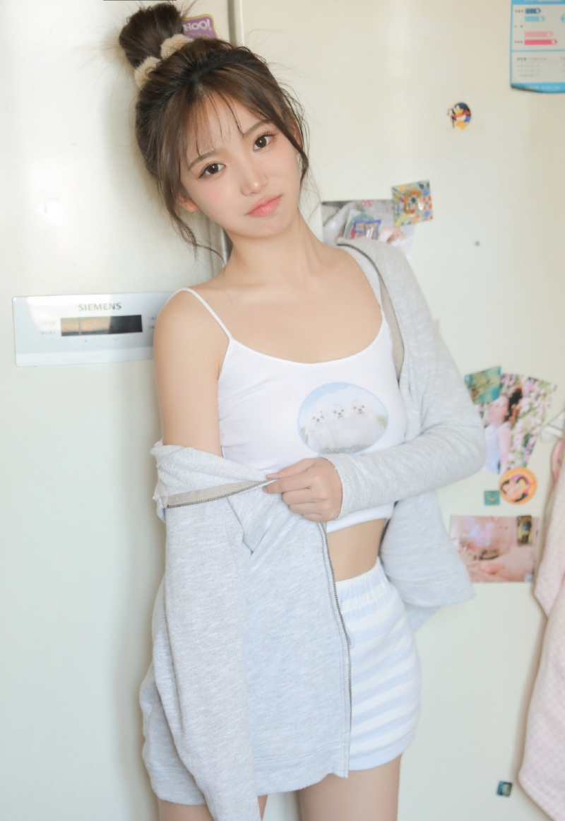 大长腿小姐姐吊带香肩私房写真