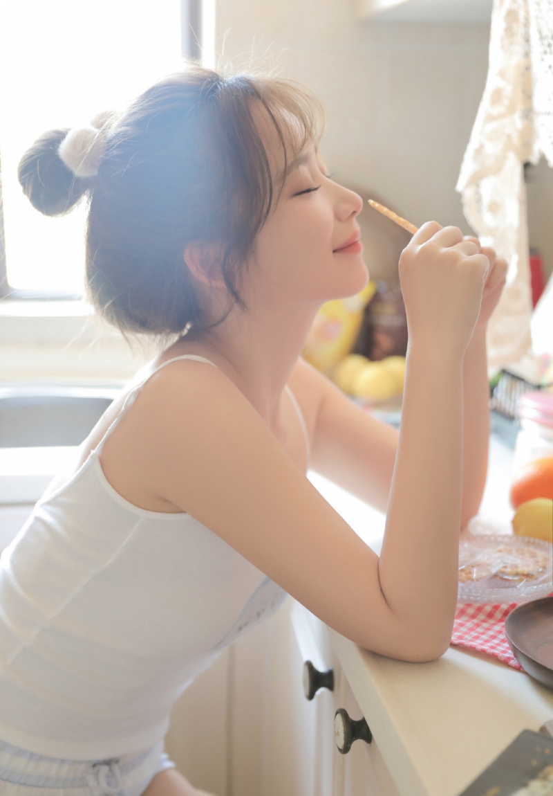 大长腿小姐姐吊带香肩私房写真