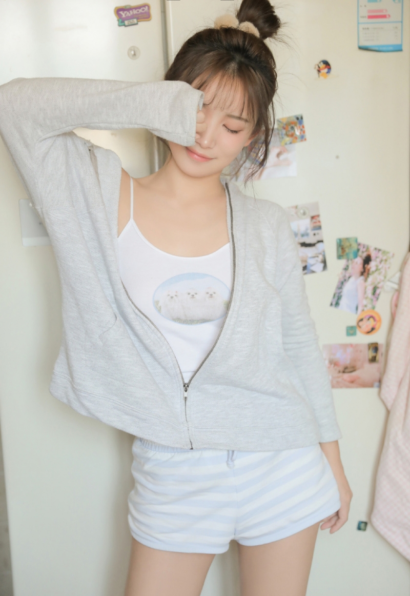 大长腿小姐姐吊带香肩私房写真