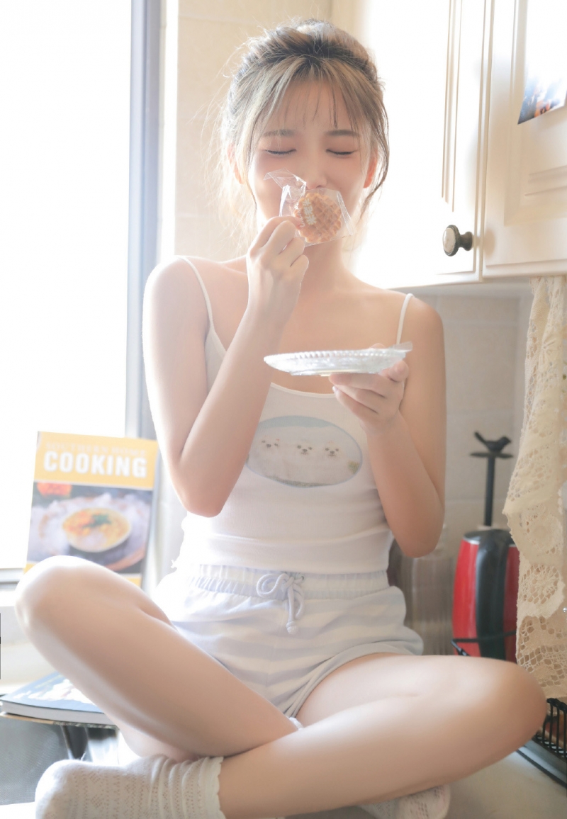 大长腿小姐姐吊带香肩私房写真