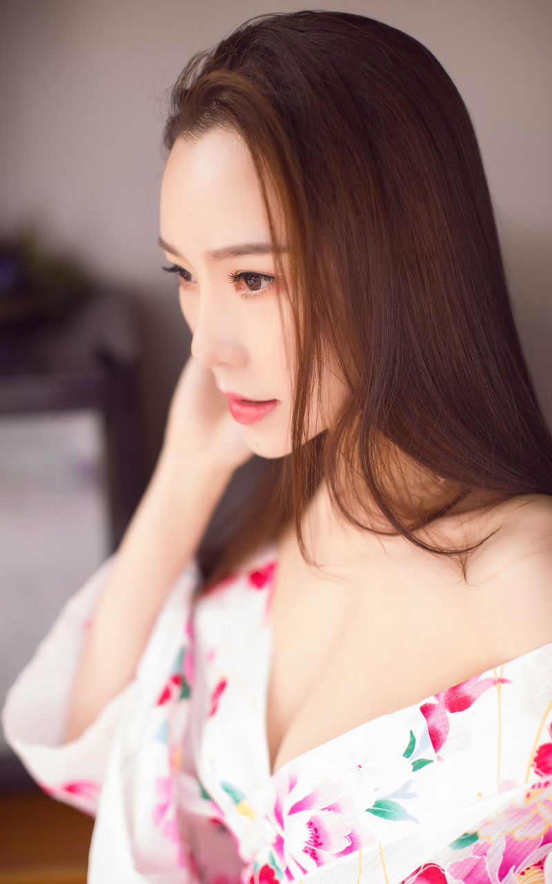 日韩系和服美女香肩半裸乳沟迷人诱惑私房照