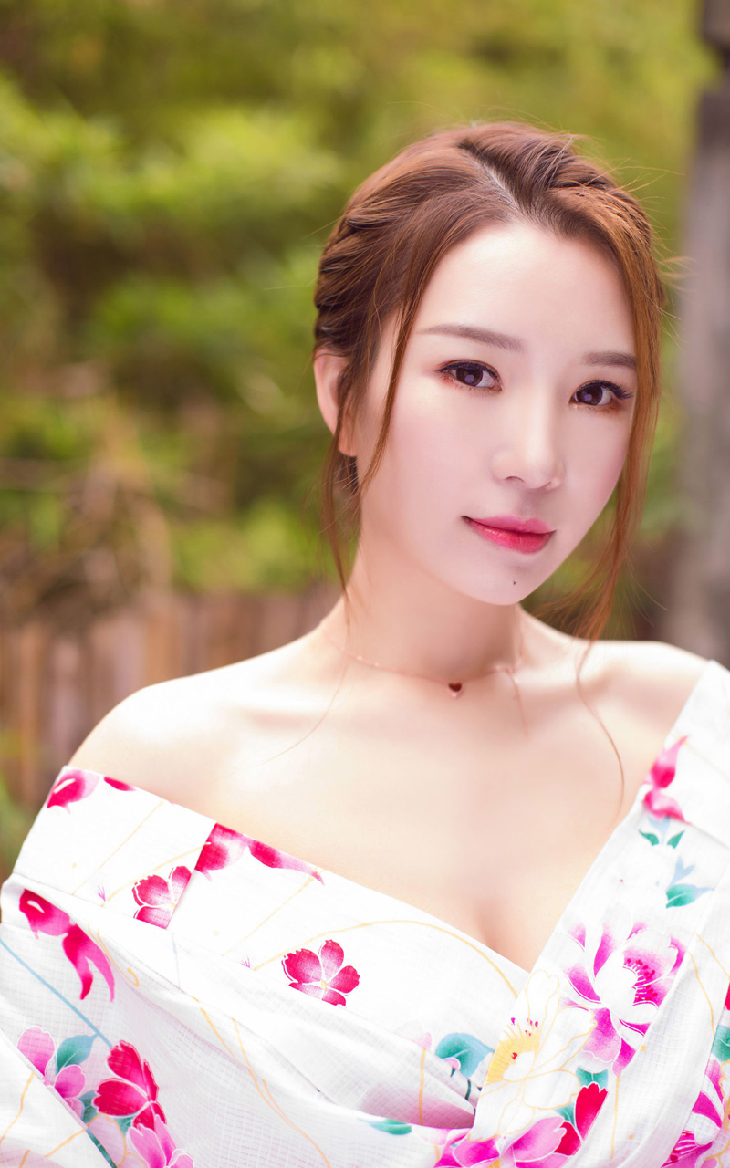 日韩系和服美女香肩半裸乳沟迷人诱惑私房照