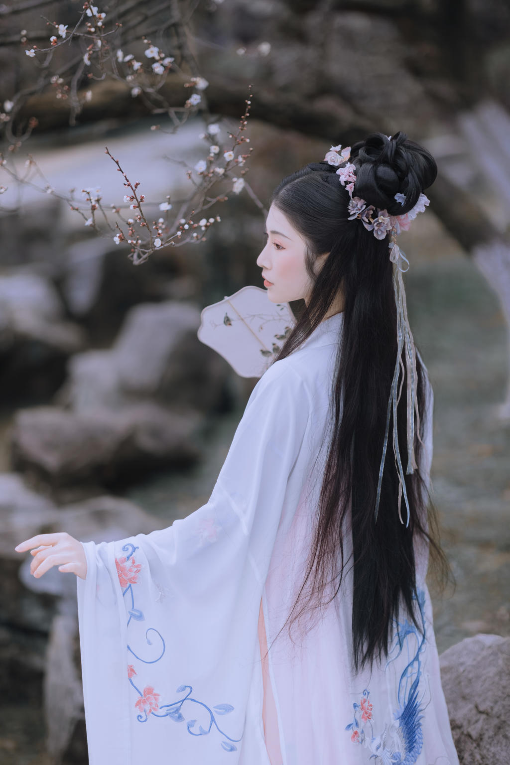 古装美女面若桃花身似扶柳图片