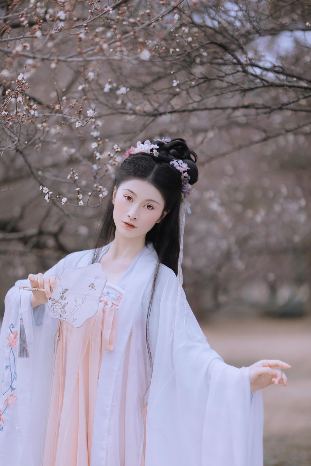 古装美女面若桃花身似扶柳图片