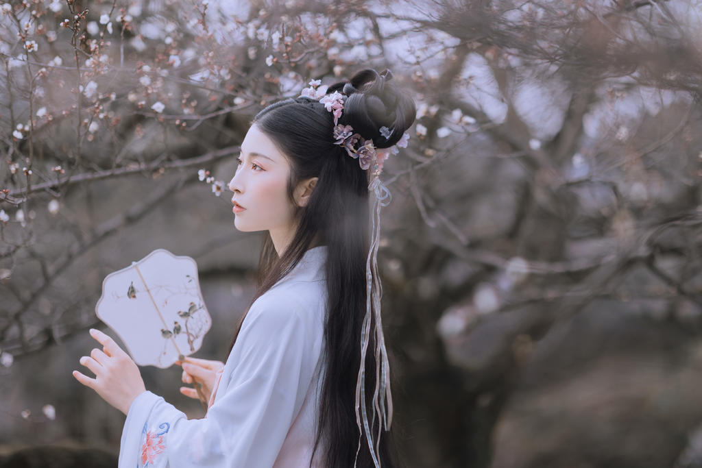 古装美女面若桃花身似扶柳图片