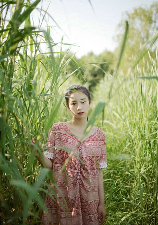 身姿性感曼妙的大美人周于希细高跟黑丝袜腿控福利写真