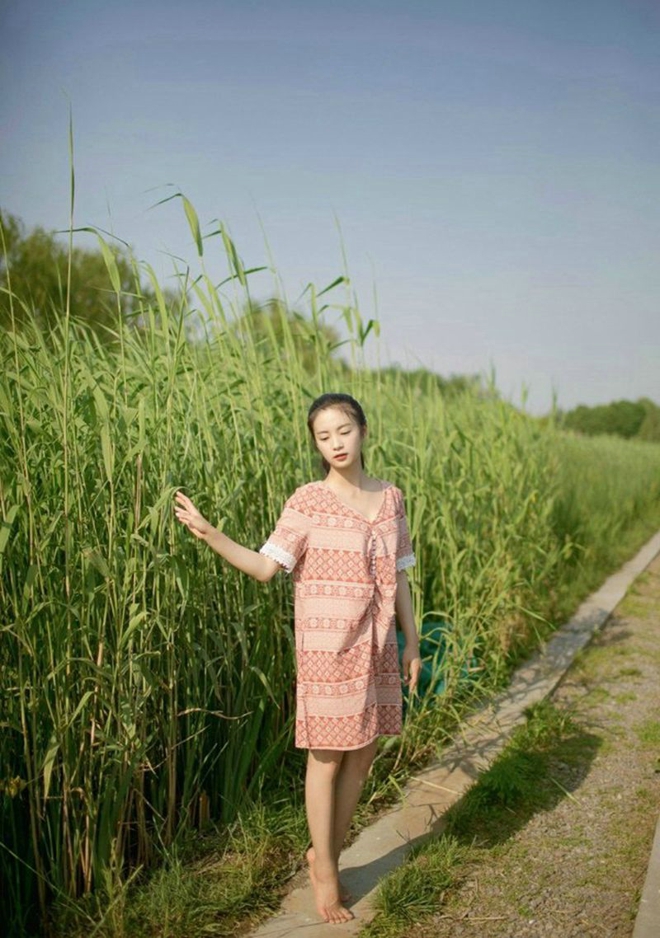 身姿性感曼妙的大美人周于希细高跟黑丝袜腿控福利写真