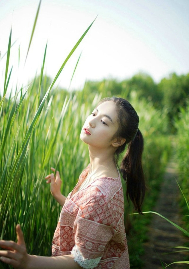身姿性感曼妙的大美人周于希细高跟黑丝袜腿控福利写真