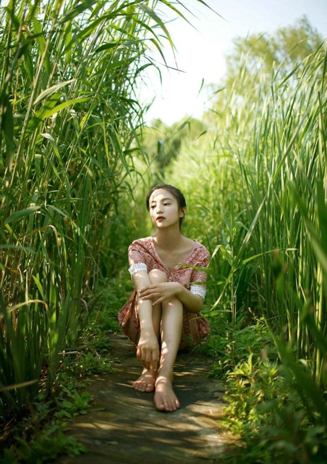 身姿性感曼妙的大美人周于希细高跟黑丝袜腿控福利写真