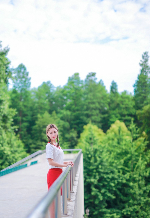 身姿性感曼妙的大美人周于希细高跟黑丝袜腿控福利写真