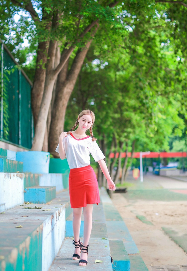 身姿性感曼妙的大美人周于希细高跟黑丝袜腿控福利写真