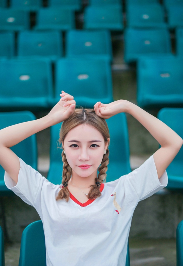 身姿性感曼妙的大美人周于希细高跟黑丝袜腿控福利写真