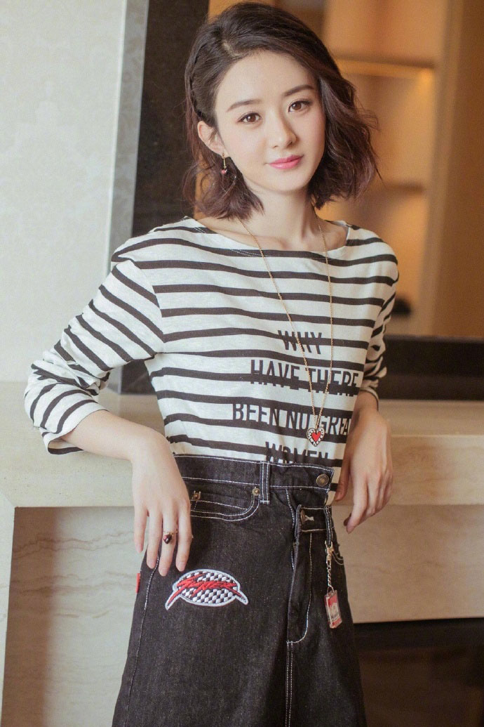 赵丽颖条纹上衣搭牛仔短裙 酷帅有型超可爱​​​
