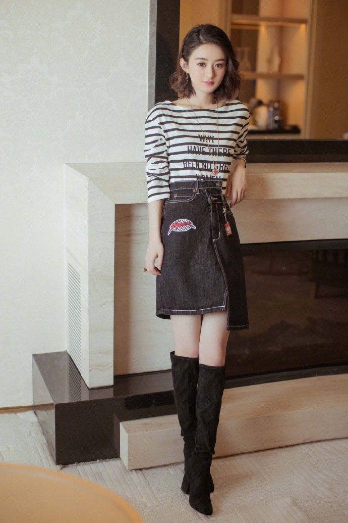 赵丽颖条纹上衣搭牛仔短裙 酷帅有型超可爱​​​