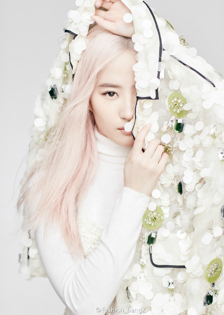 刘亦菲登杂志封面 首度尝试二次元粉发形象